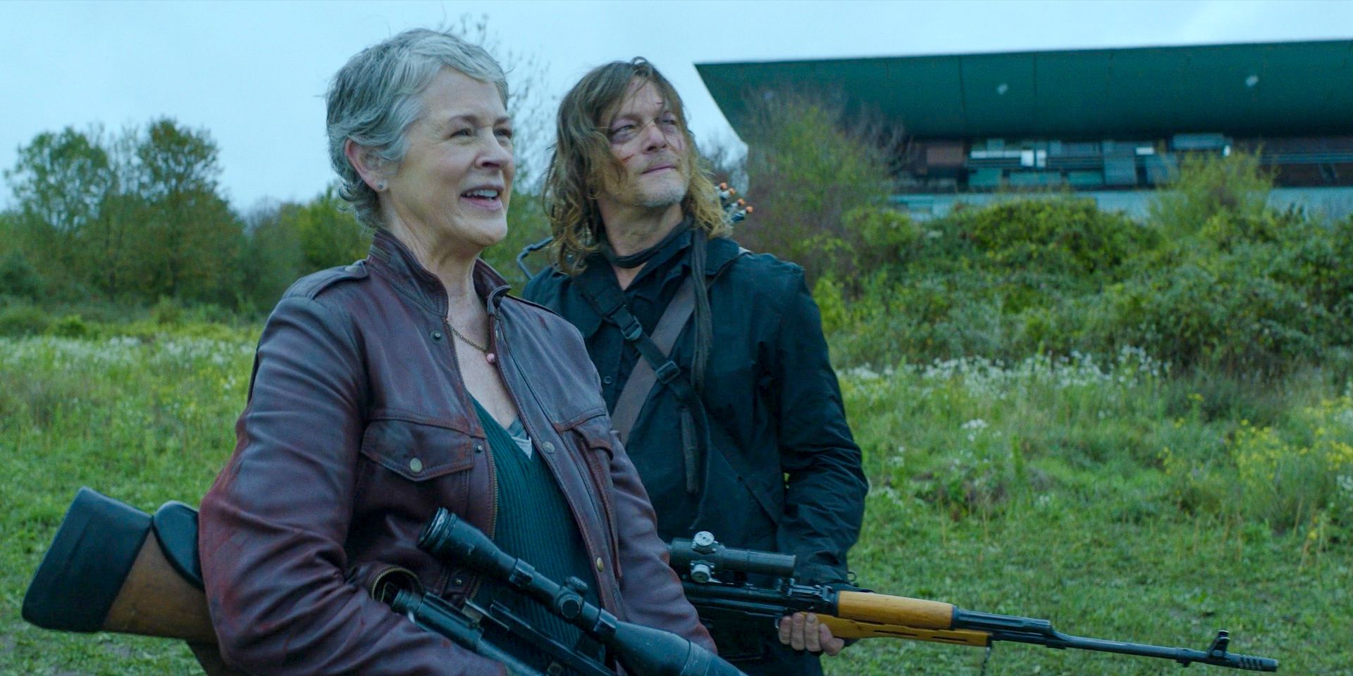 Carol (Melissa McBride) y Daryl (Norman Reedus) están felices de que Laurent haya podido The Walking Dead: Daryl Dixon Temporada 2 6 p.