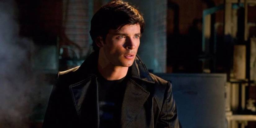 Tom Welling as The Blur in Smallville Season 9 looking offscreen