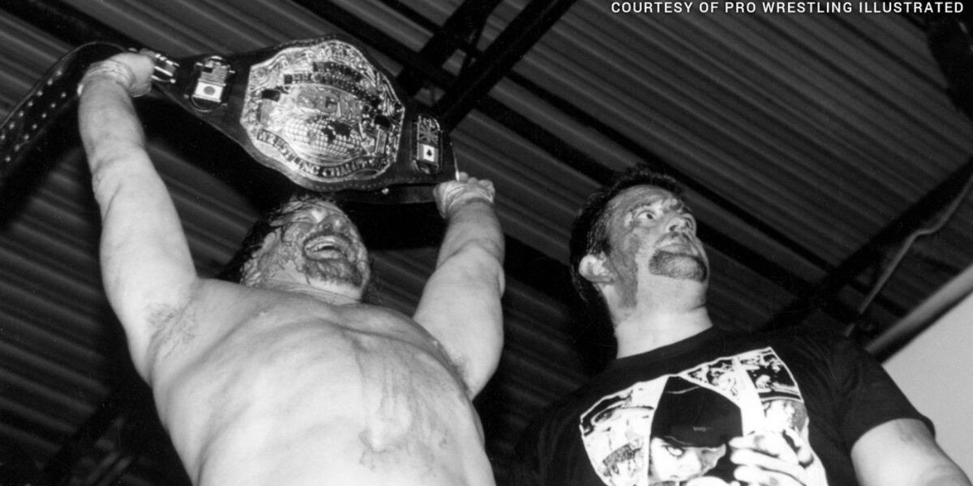 Tommy Dreamer comemora com o campeão mundial de pesos pesados ​​da ECW, Terry Funk, quando Barely Legal sai do ar