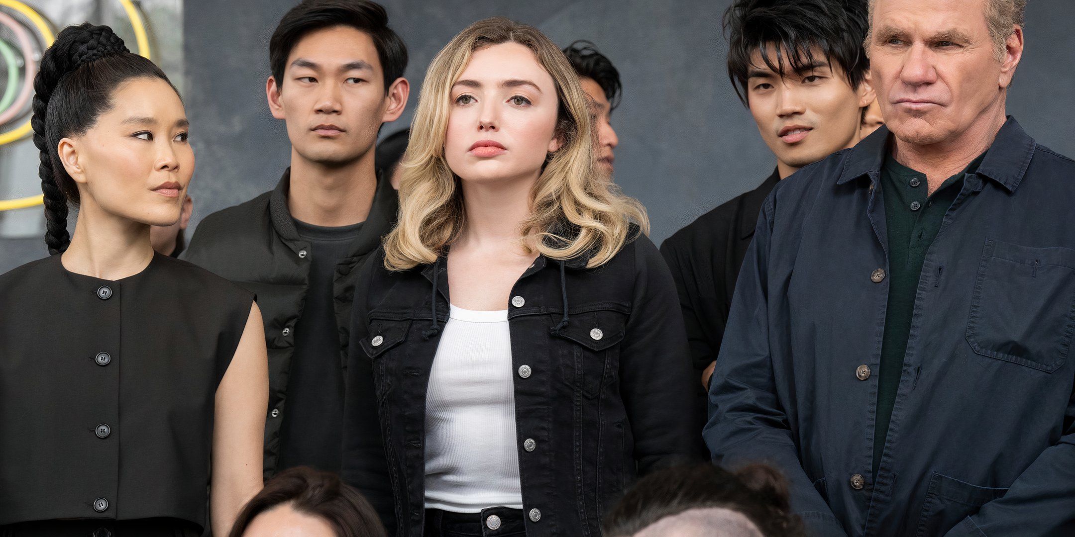 Tori se interpone entre Kim Da-Eun y Kriz en el episodio 2 de la temporada 6 de Cobra Kai