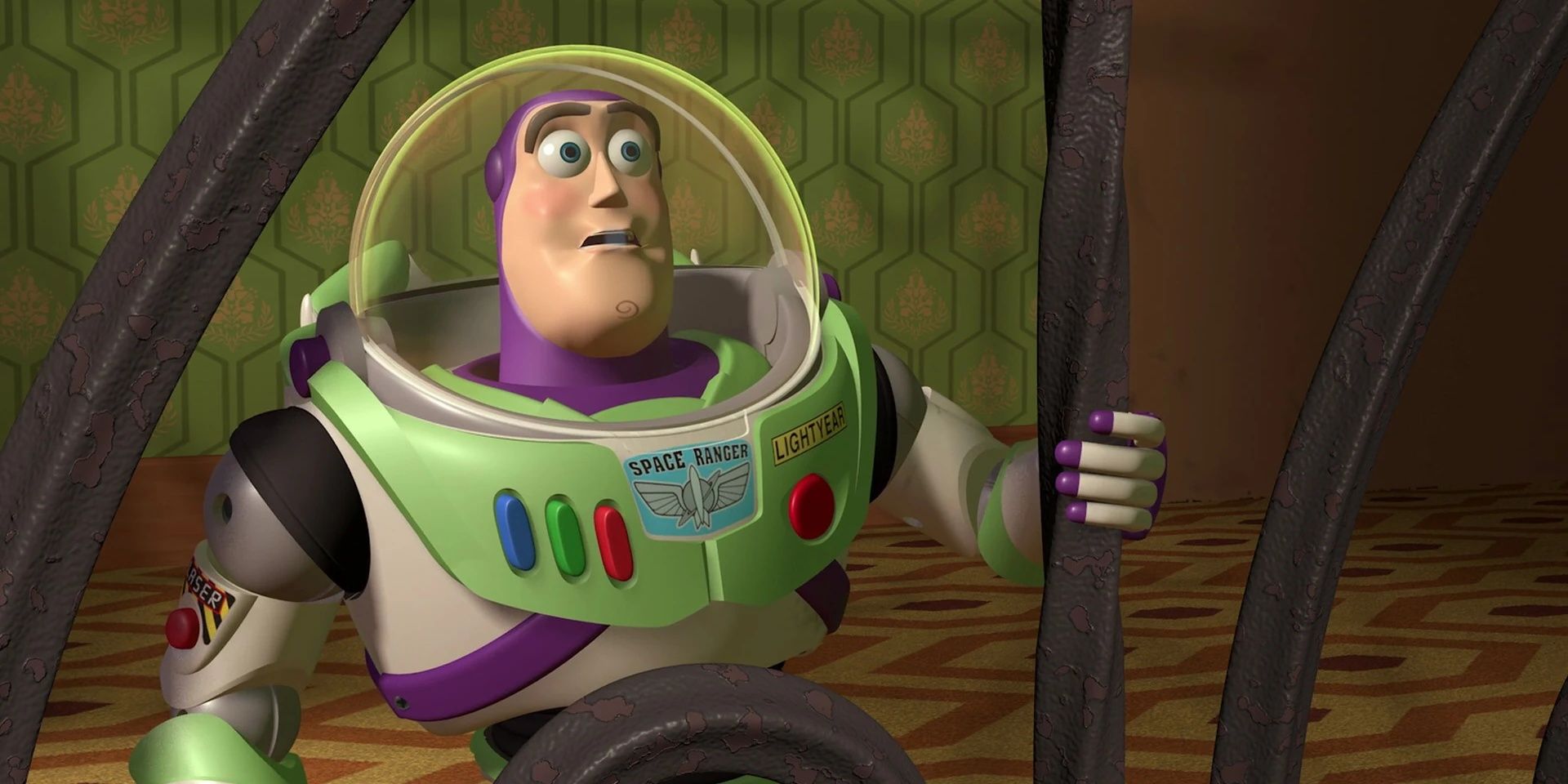 Buzz Lightyear memegang pagar dan tampak terkejut di Toy Story