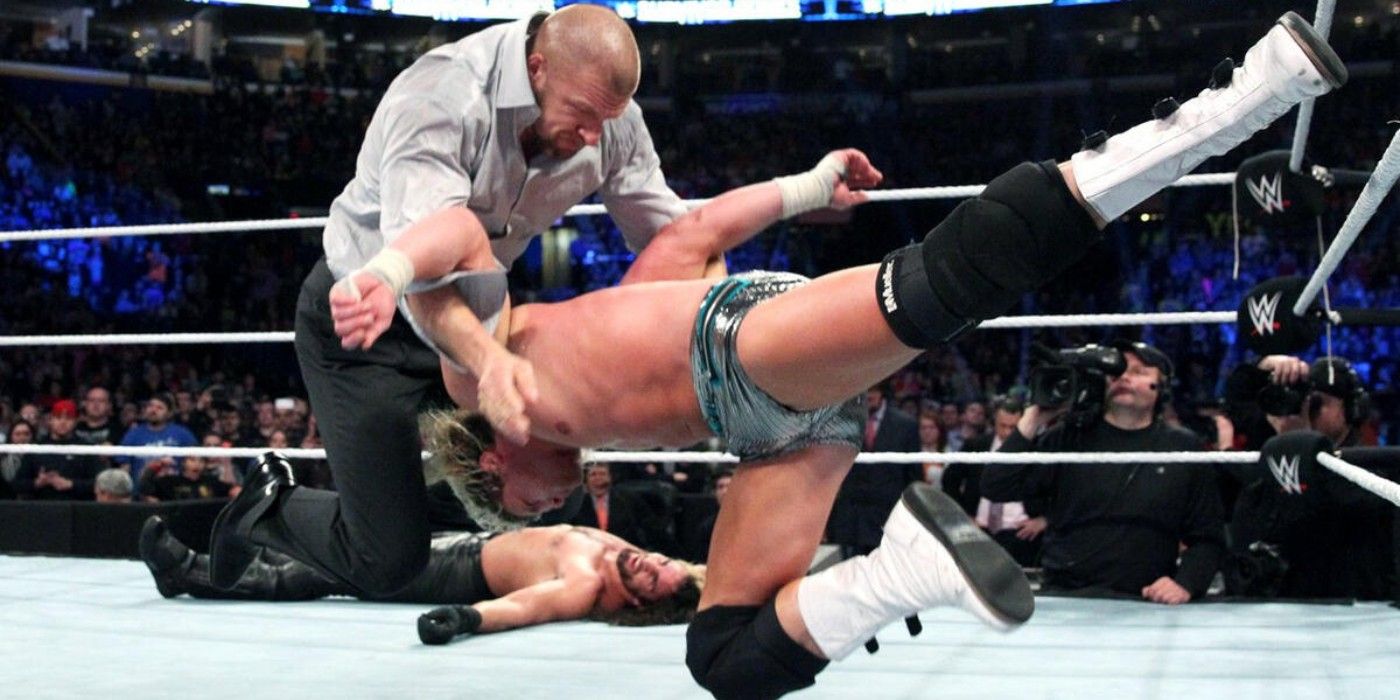 Triple H atinge Dolph Ziggler com o Pedigree ao lado de Seth Rollins no WWE Survivor Series 2014