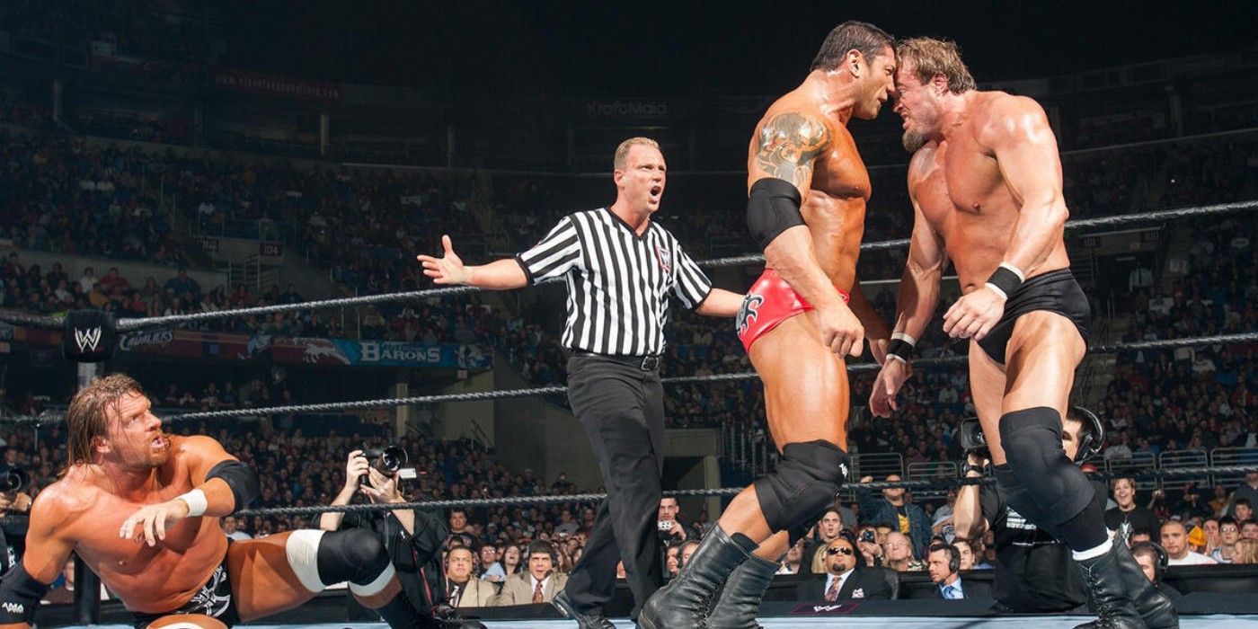 Triple H observa Batista e Gene Snitsky encarando o WWE Survivor Series 2004