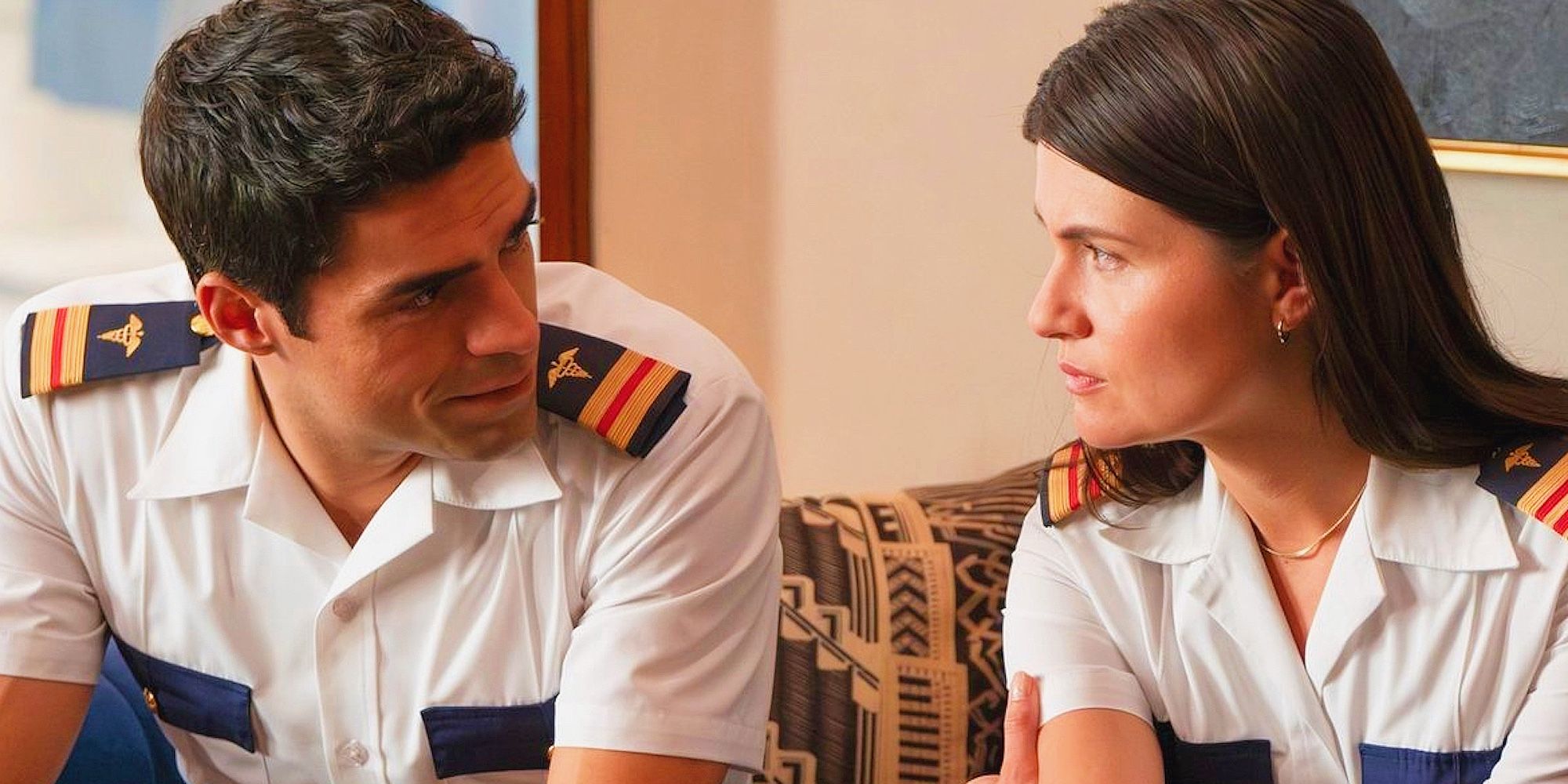 Sean Teale y Philippa Sohn como Tristan y Avery en Doctor Odyssey