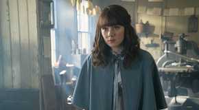 Claudia Jessie as Eloise Bridgerton visiting Theo's workplace in the Bridgerton season 2 episode The Viscount Who Loved Me.