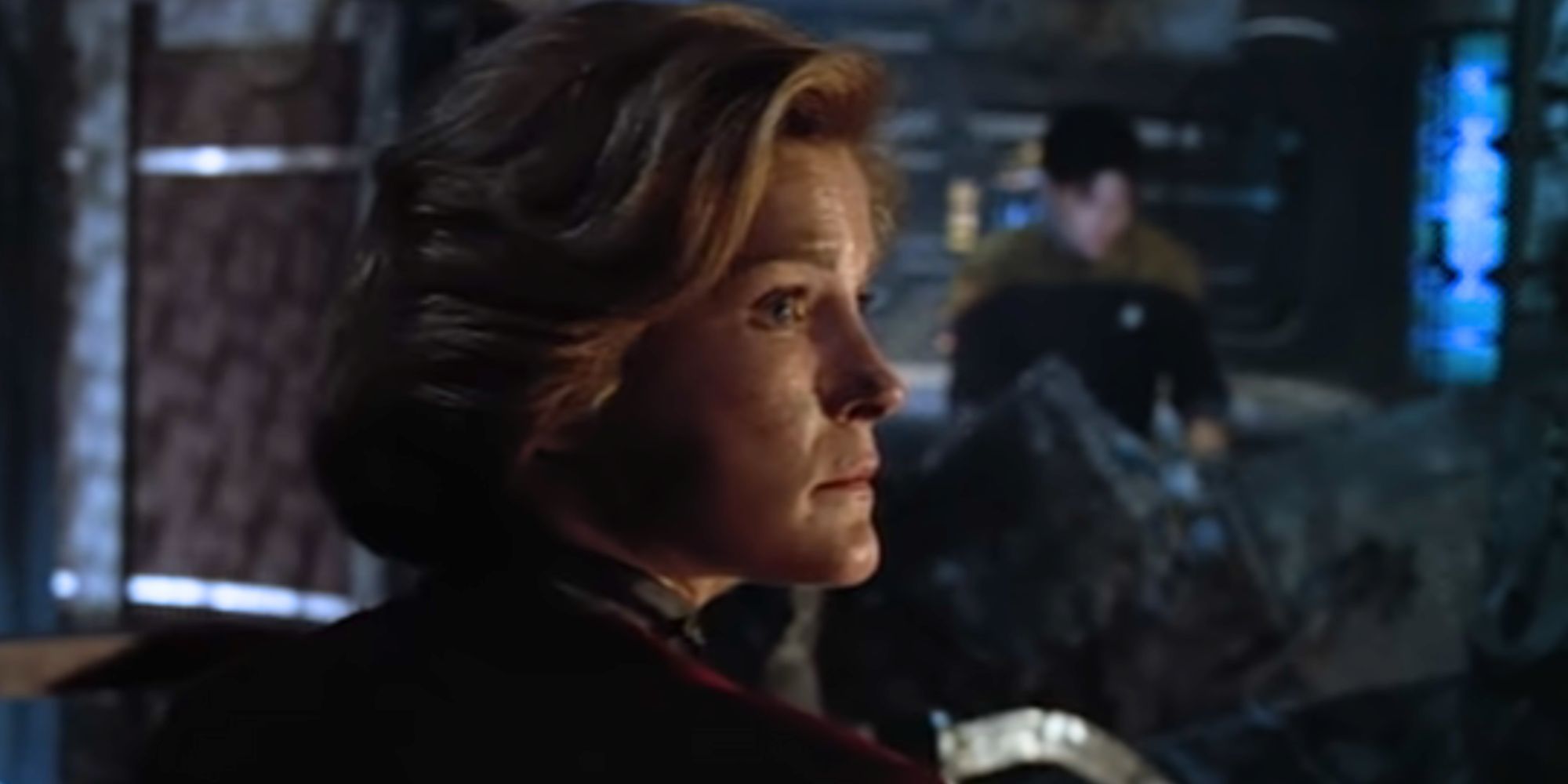 Kate Mulgrew parecendo severa como Capitã Janeway em Star Trek: Voyager