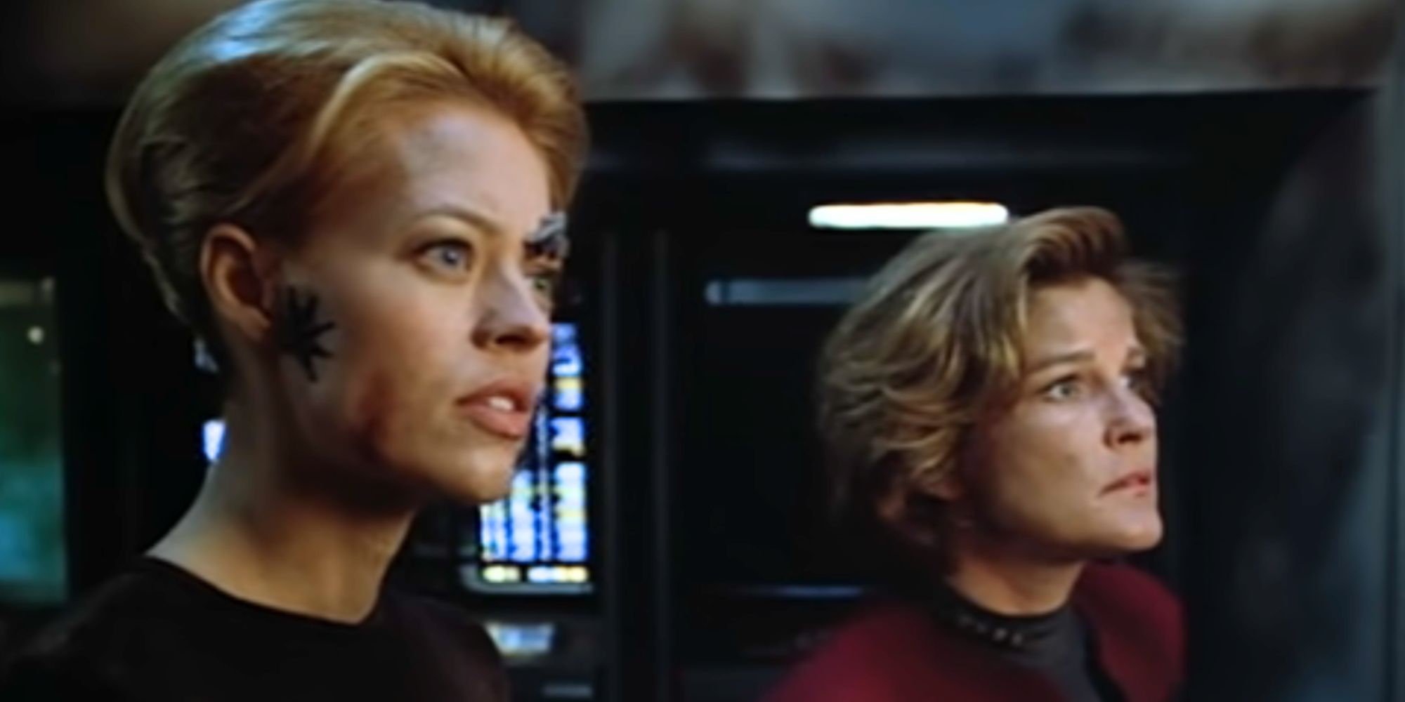 Jeri Ryan como Seven of Nine e Kate Mulgrew como Capitão Janeway olhando para algo fora da tela em Star Trek: Voyager