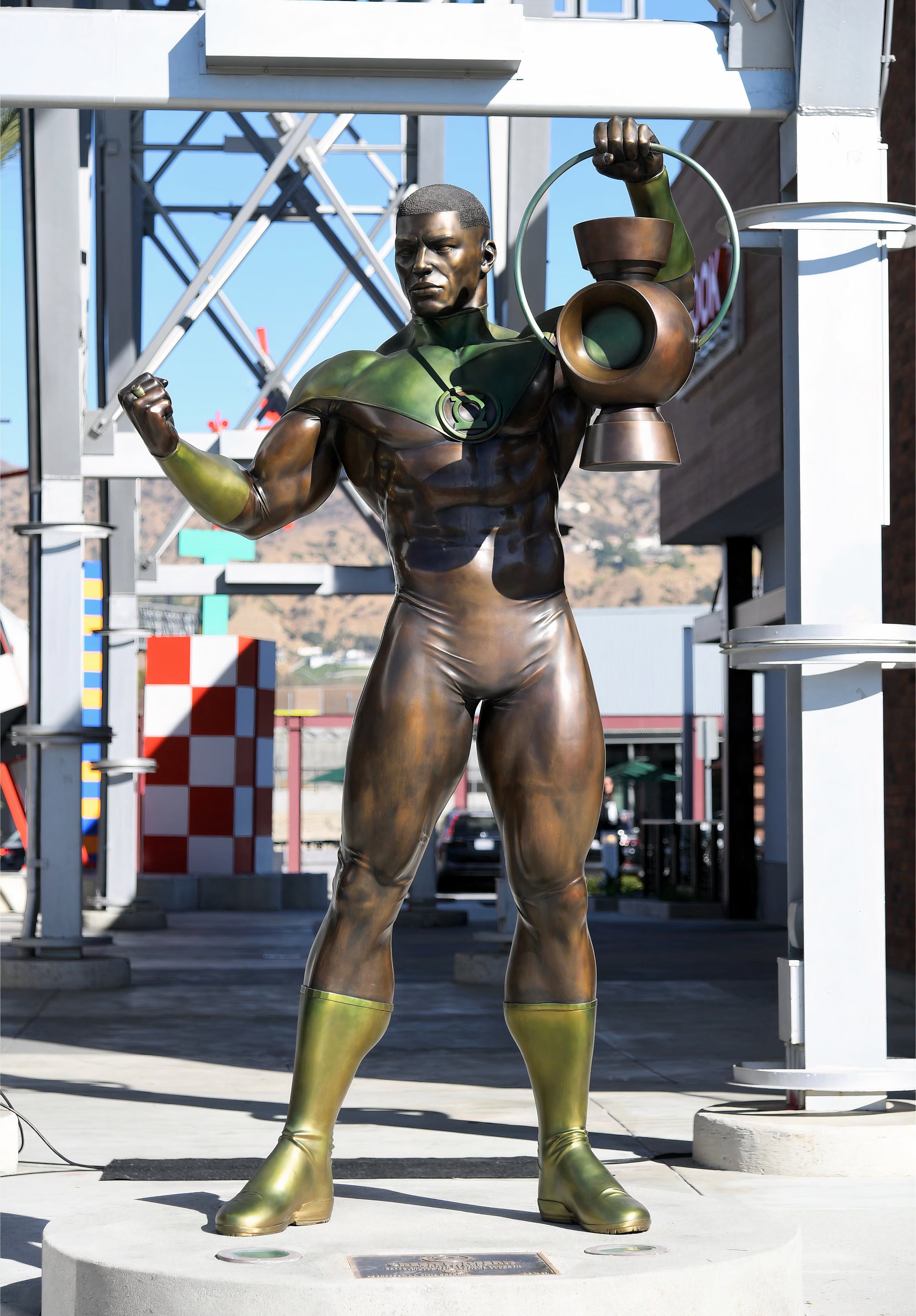 Estátua do Lanterna Verde de John Stewart inaugurada em Burbank