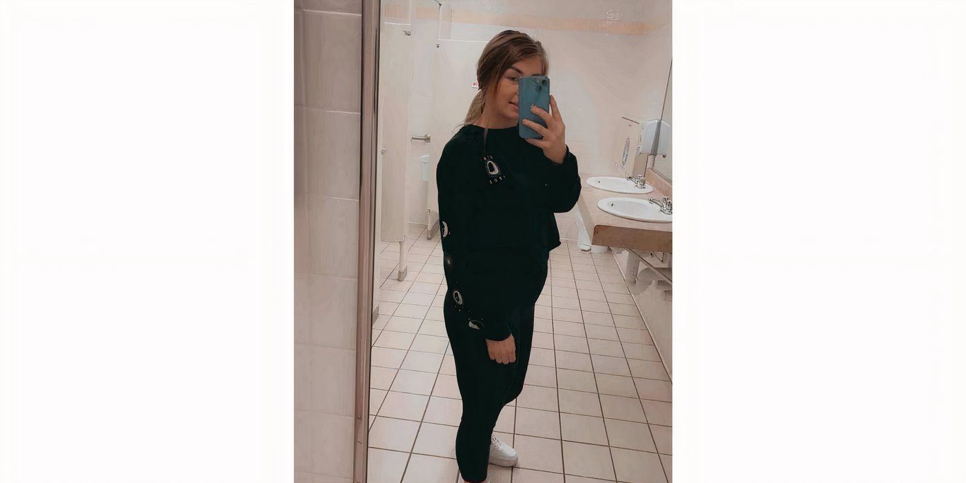 Veah Netherton in 90 Day Fiance pregnant taking mirror selfie