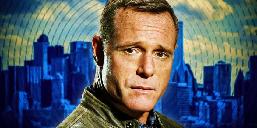 Custom image of Voight wearing a green jacket with the Chicago skyline in the background