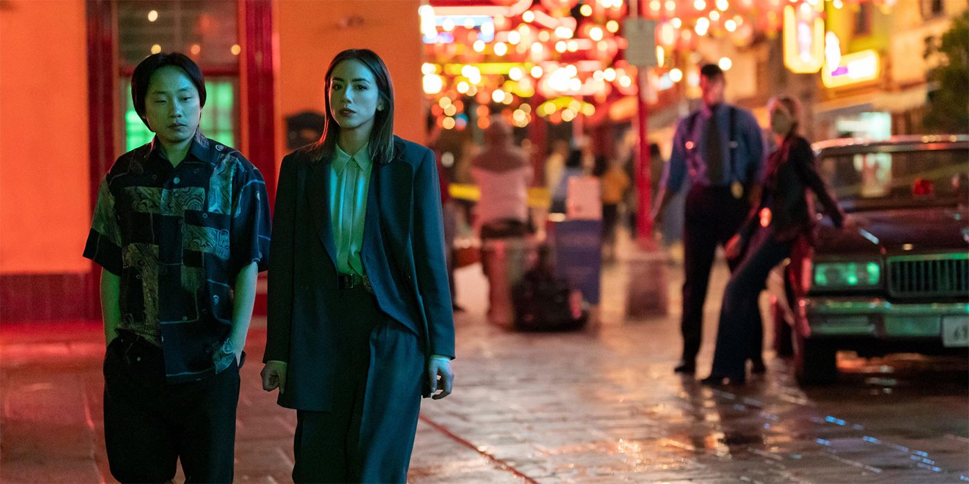 Willis Wu y Lana Lee caminan por la calle en Inner Chinatown