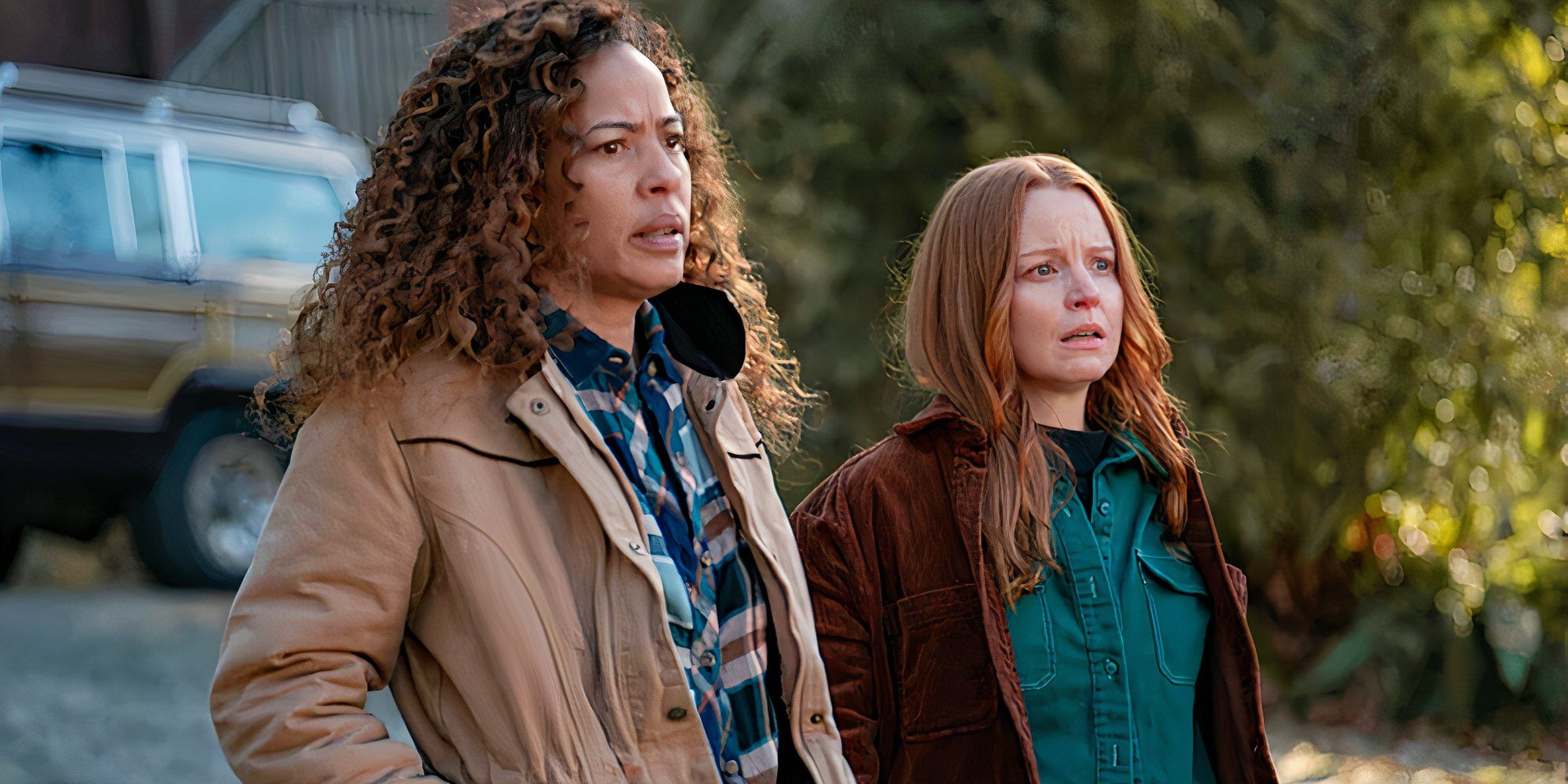 Actresses Lauren Ambrose and Tawny Cypress as Taissa and Van in Yellowjackets season 2.