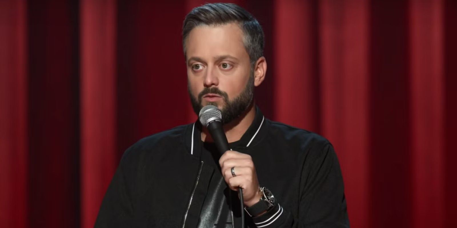 Nate Bargatze en el escenario de Tennessee Kid