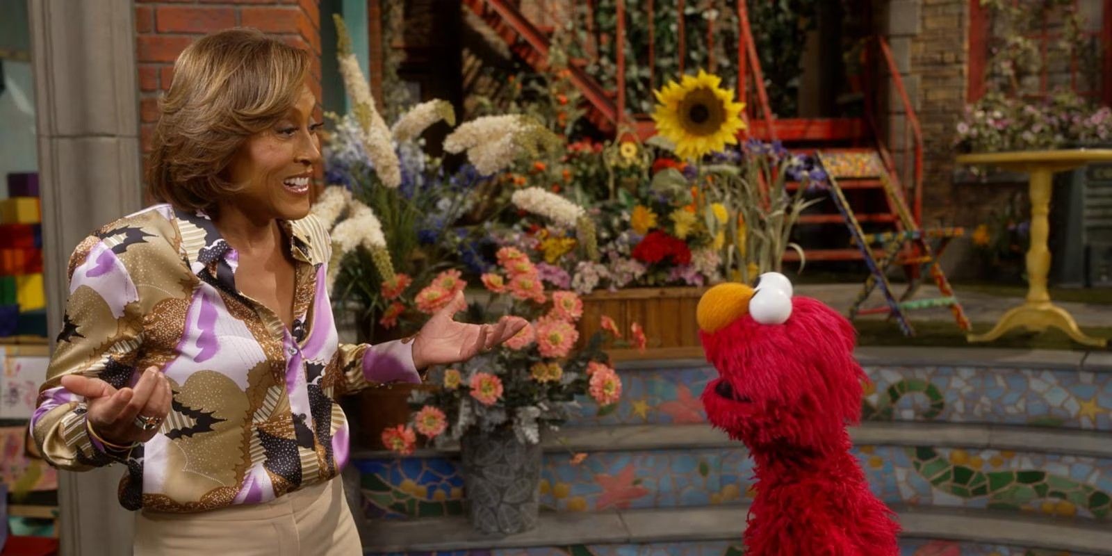 Robin Roberts conversando com Elmo em O Ano: 2024