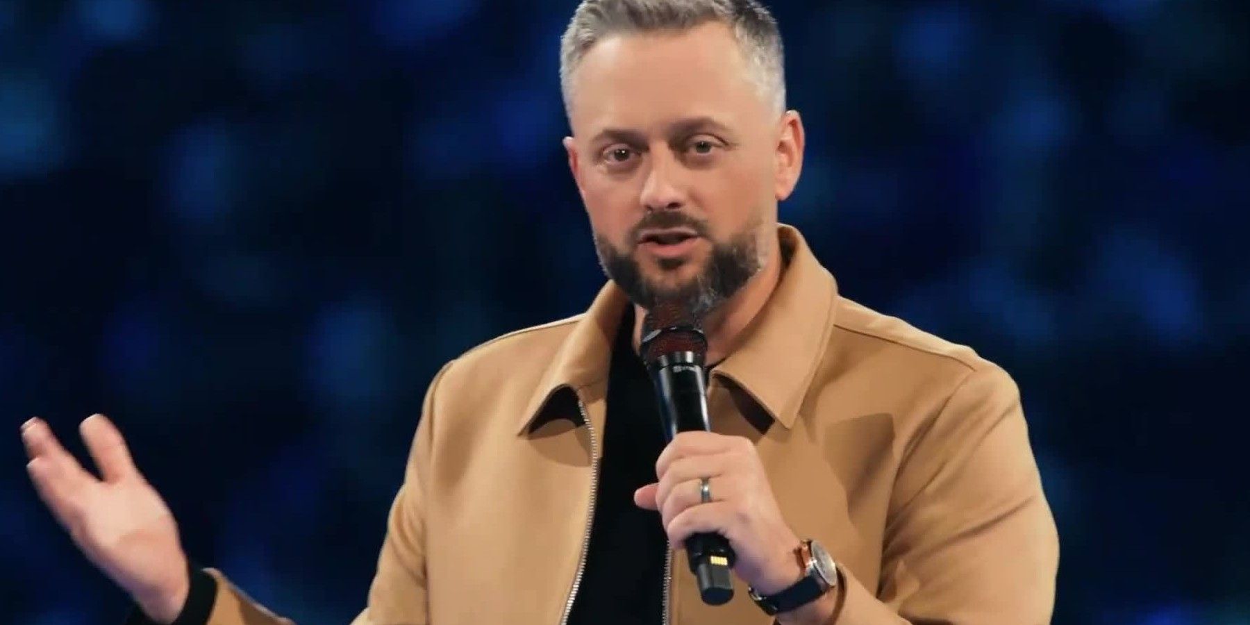 Nate Bargatze se apresentando no palco em Your Friend, Nate Bargatze