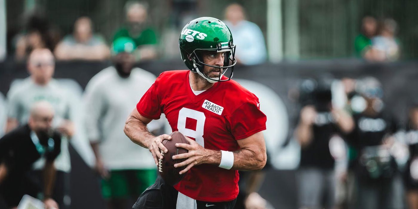 Aaron Rodgers practicing with the New York Jets