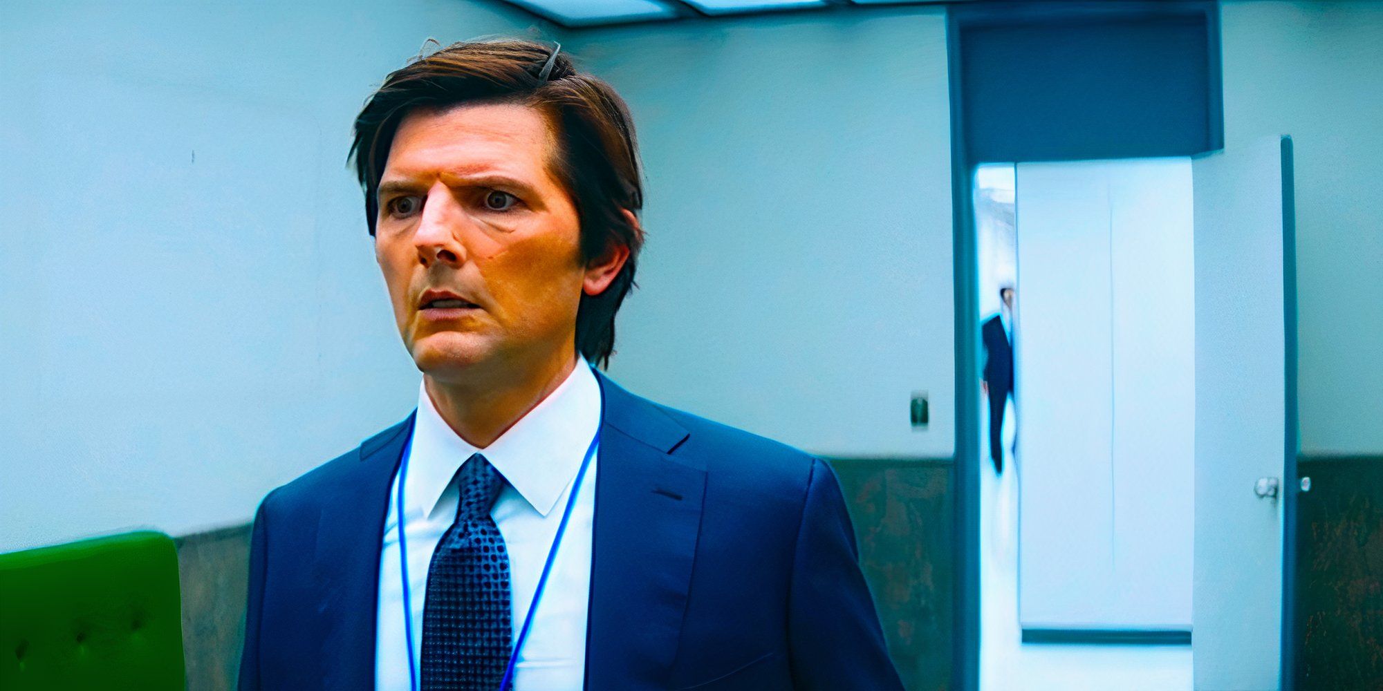 Adam Scott observa com espanto uma cena da 2ª temporada de Severance