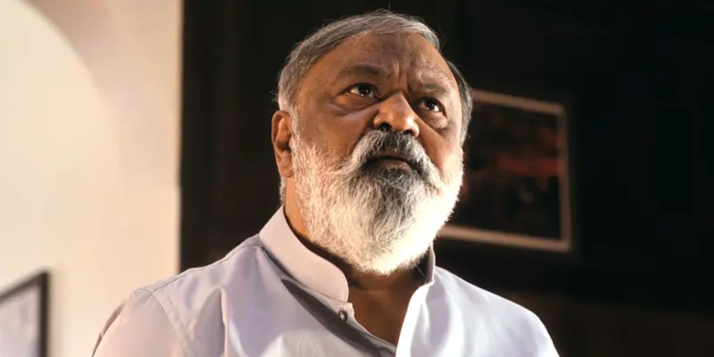 Aheraj (Saurabh Shukla) a l'air coriace dans Yeh Kaali Kaali Anhain.