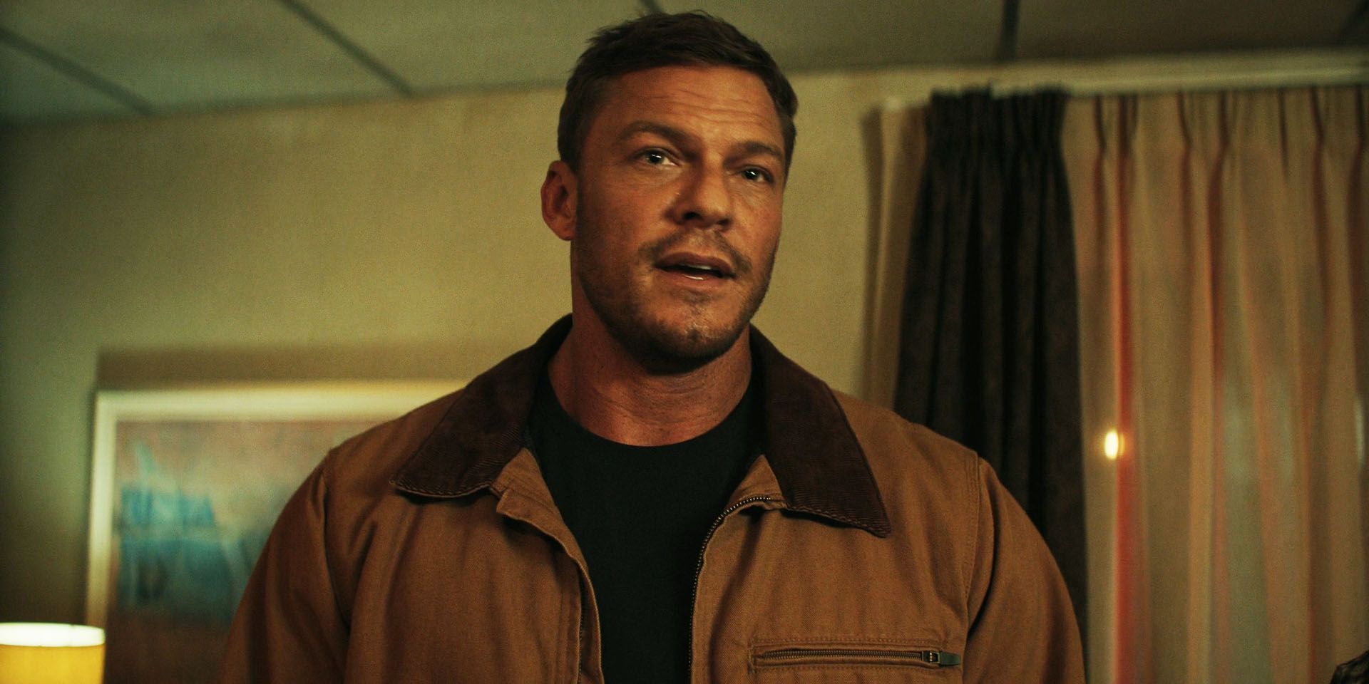 Alan Ritchson, talking, as Jack Reacher in Reacher season 2, episode 3