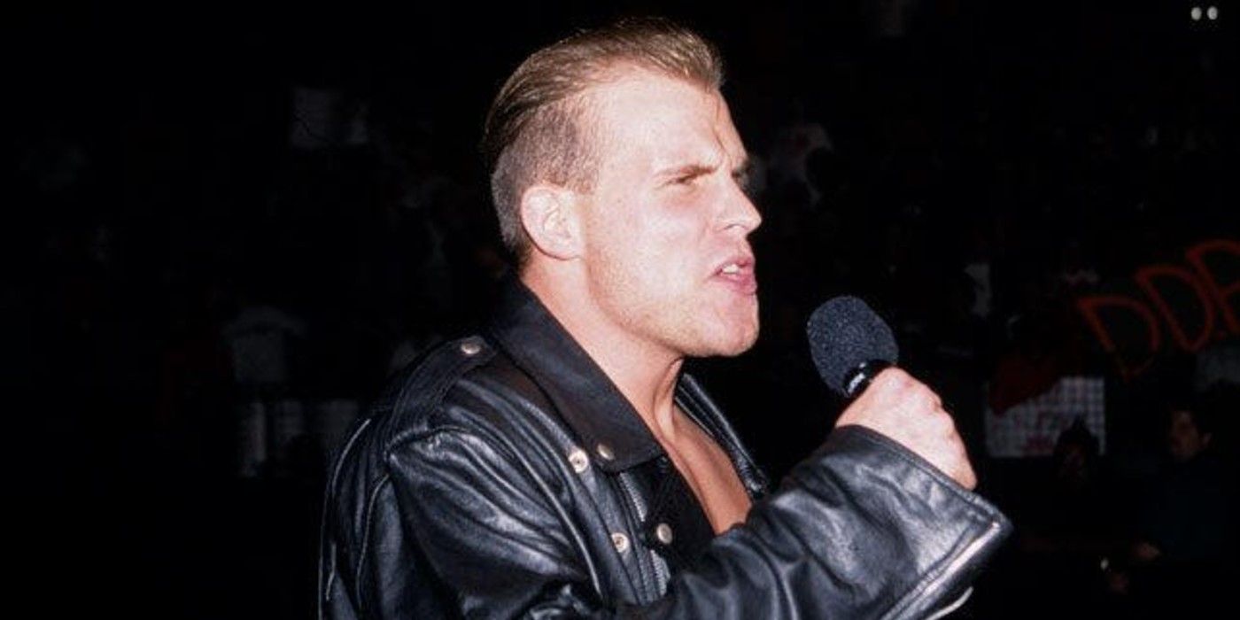 Alex Wright no microfone para uma promoção da WCW