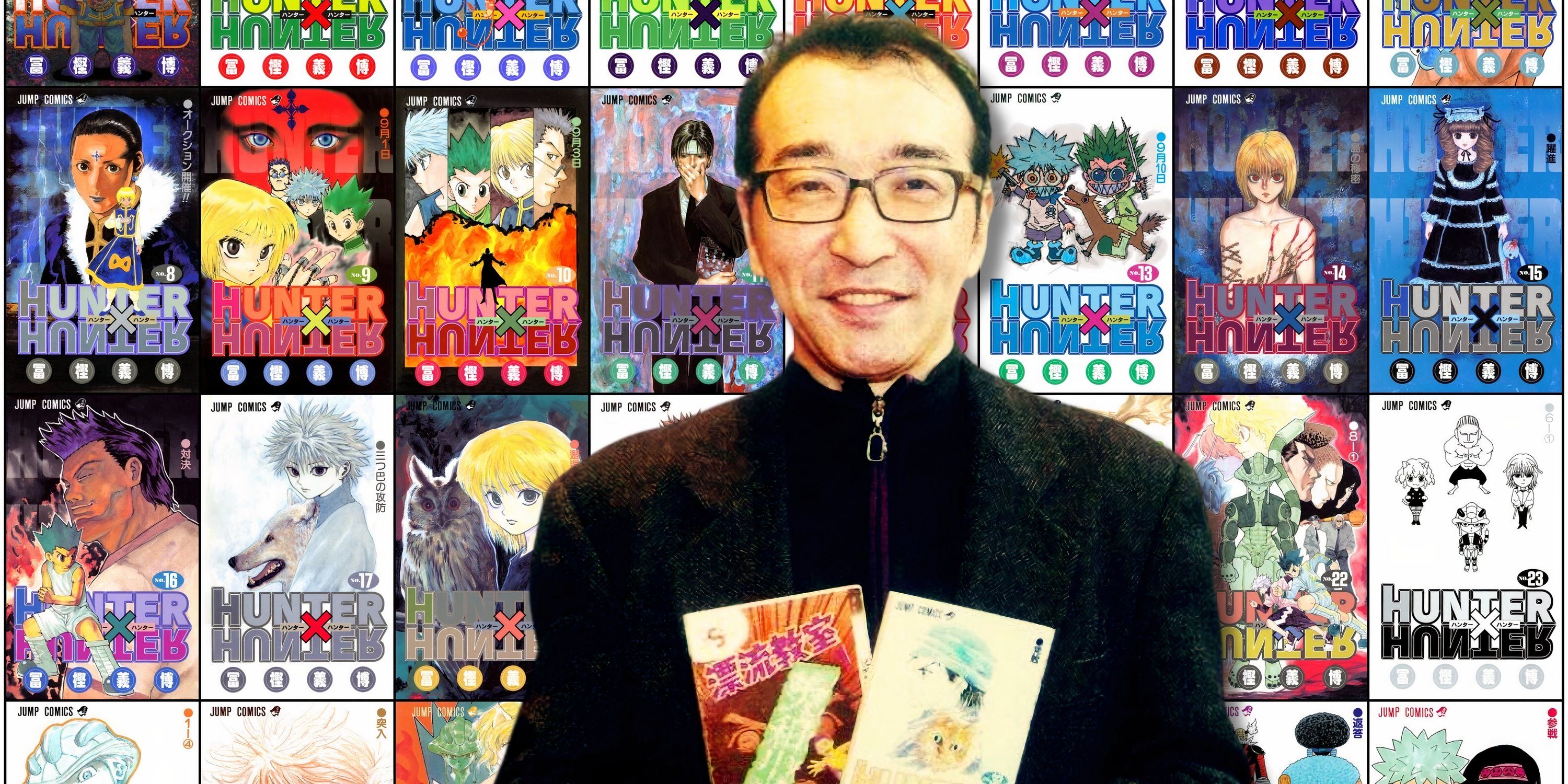 Yoshihiro Togashi segura duas cópias de seu mangá.