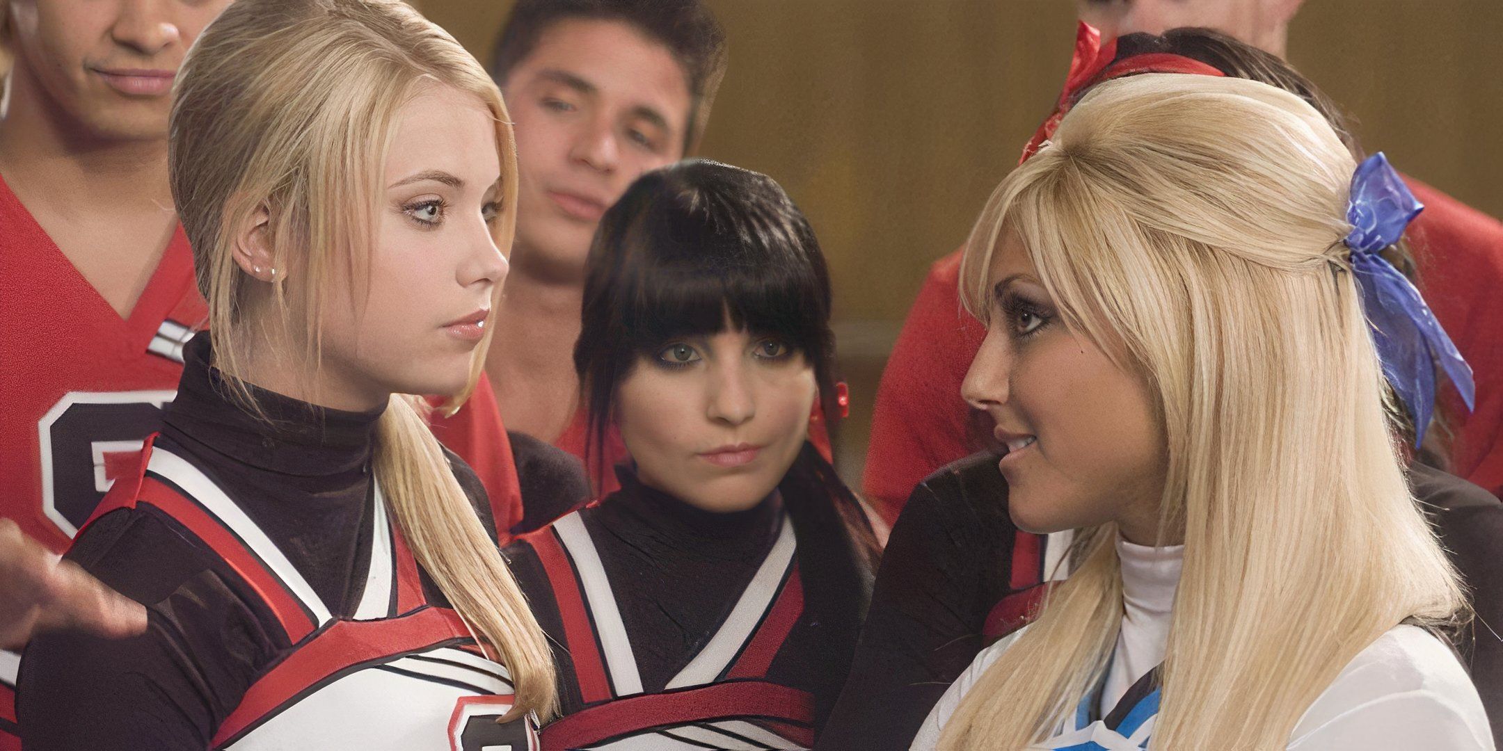 Ashley Benson e Cassie Scerbo se enfrentando na frente de uma equipe de líderes de torcida em Bring It On It To Win It