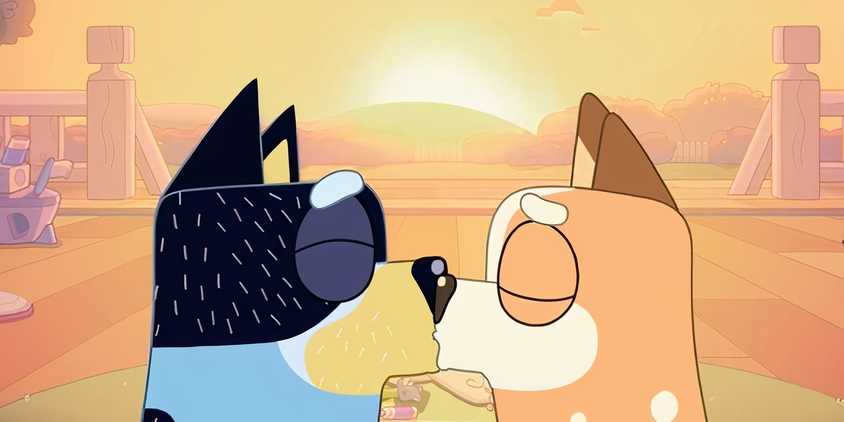 Bandit and Chilli kissing in front of the sunset in Smoochy Kiss Bluey episode
