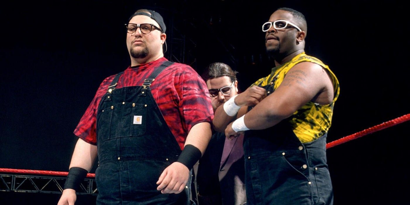 Bubba Ray e D-Von dei Dudley Boyz rappresentano l'ECW mentre invadono WWE Monday Night Raw