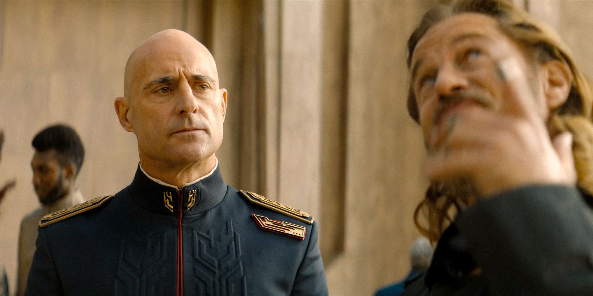 Desmond Hart le da a Javikko Corrino (Mark Strong) su primer consejo como su bashar en Dune: The Prophecy, Temporada 1, Episodio 5.