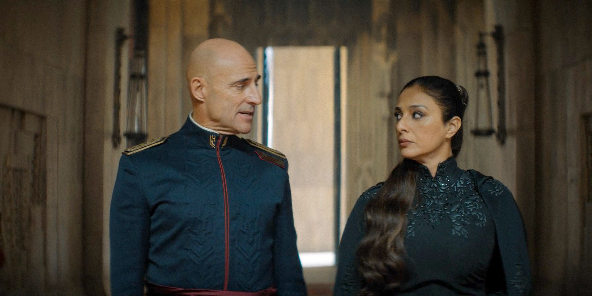 Sœur Francesca (Taboo) demande à Javikco Corrino (Mark Strong) de donner à leur fils Constantine un poste plus responsable dans Dune : The Prophecy, saison 1, épisode 5.