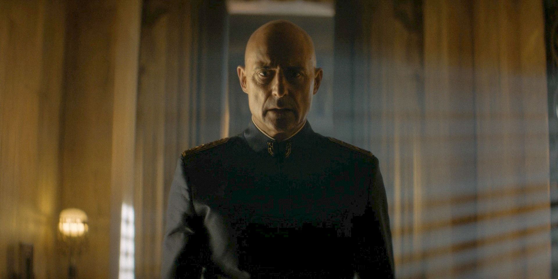 Javikko Corrino (Mark Strong) está angustiado después de descubrir la traición de todos sus allegados en Dune: The Prophecy, Temporada 1, Episodio 6.