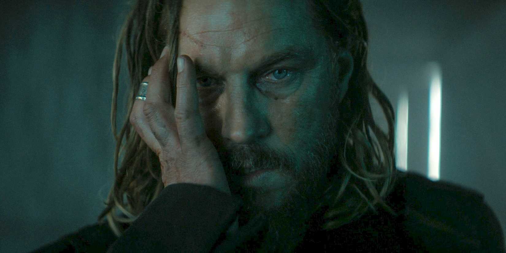 Desmond Hart (Travis Fimmel) experiences headaches when using his powers in Dune: Prophecy Season 1 Ep 6