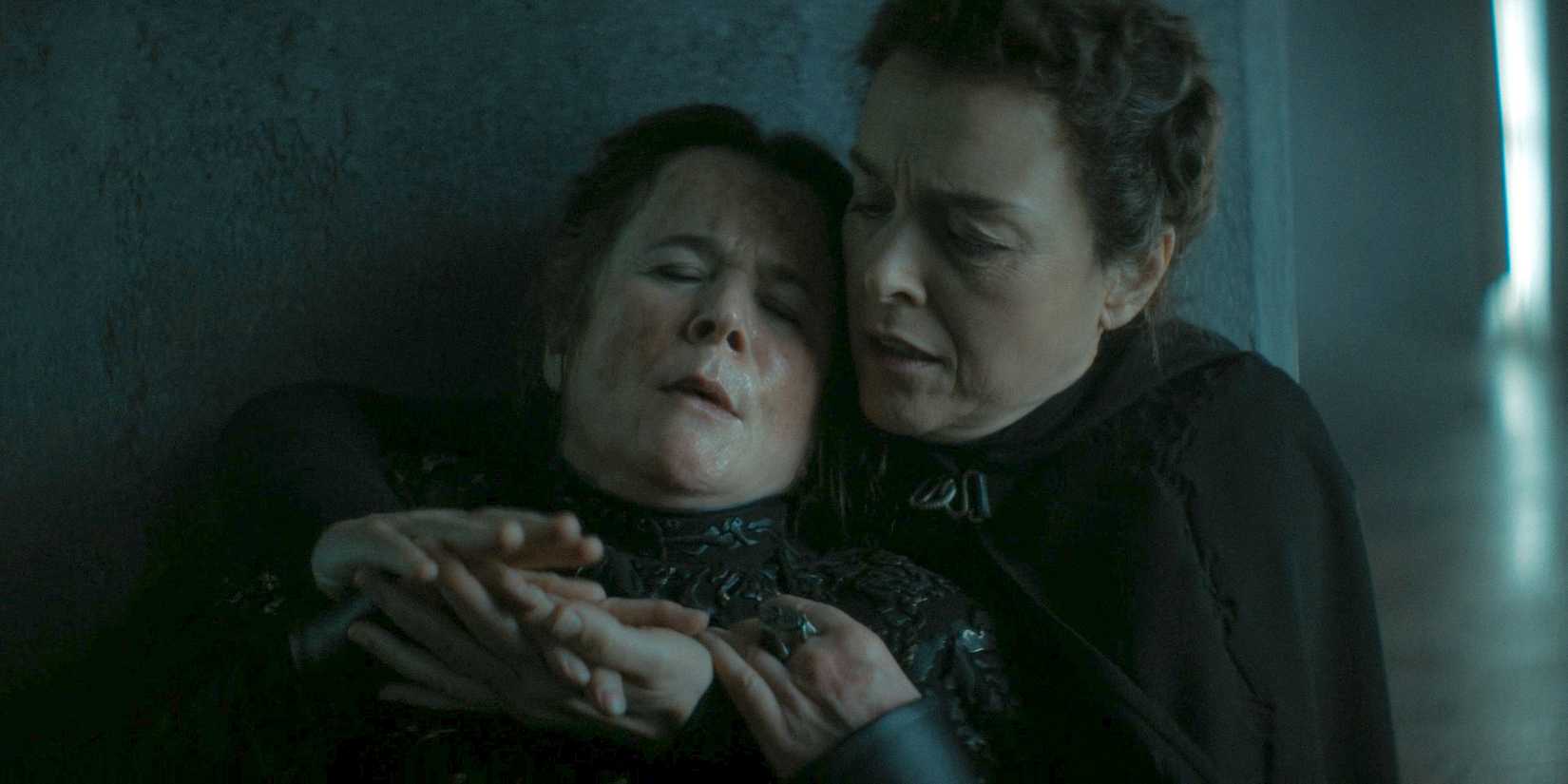 Tula (Olivia Williams) calming Valya (Emily Watson) to help her overcome her fears through the vision of her end in Dune: Prophecy Season 1 Ep 6