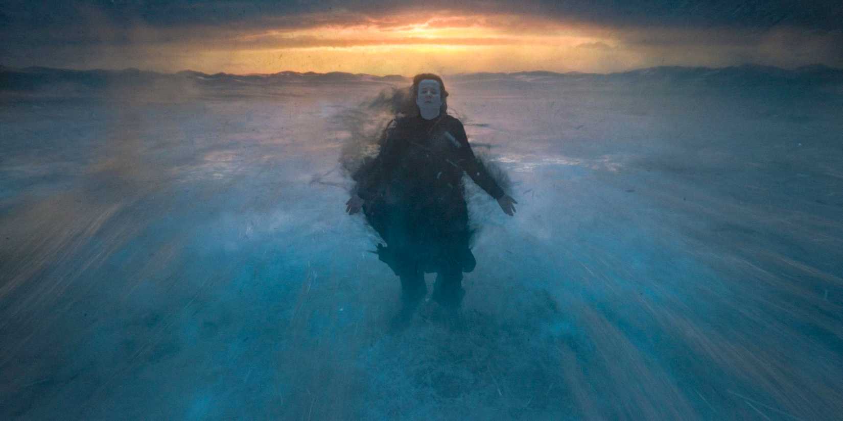 According to Desmond Hart's vision, Valya (Emily Watson) disintegrating into sand in Dune: Prophecy Season 1 Ep 6