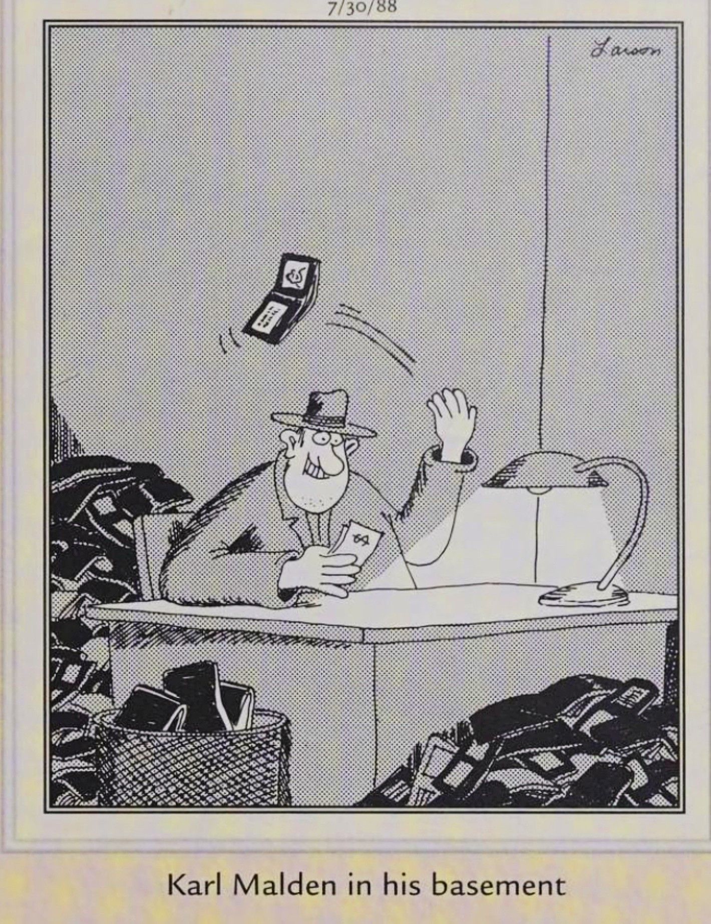 Far Side, 30 de julho de 1988, Karl Malden cercado por uma pilha de carteiras descartadas