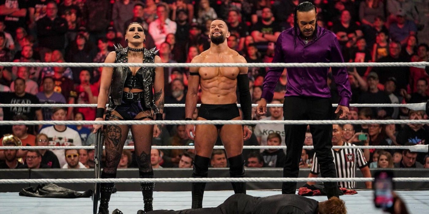 Finn Balor Rhea Ripley e Damian Priest ficam sobre o corpo de Edge como o novo Dia do Julgamento no WWE Monday Night Raw