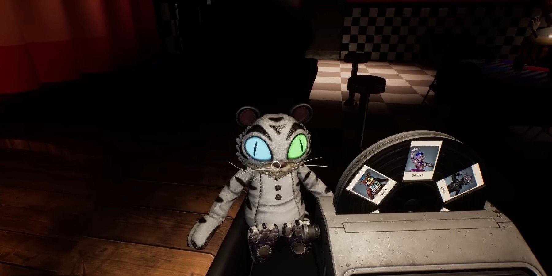 Um pelúcia Tiger Rock branco com olhos azuis e verdes, como visto em Five Nights at Freddy's: Help Wanted 2.