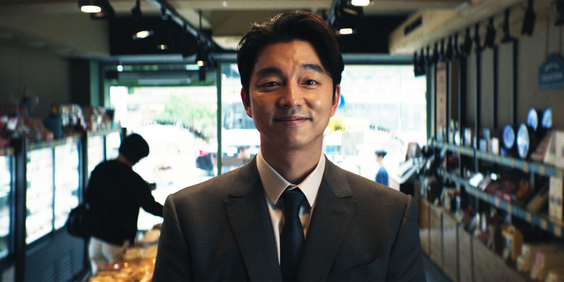 Gong Yoo sonríe en la temporada 2 de 'Squid' como reclutador