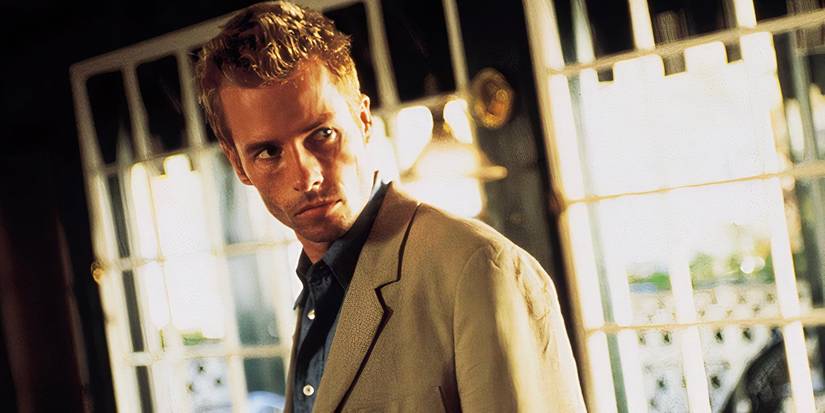 Guy Pearce looks serious as Leonard in Memento