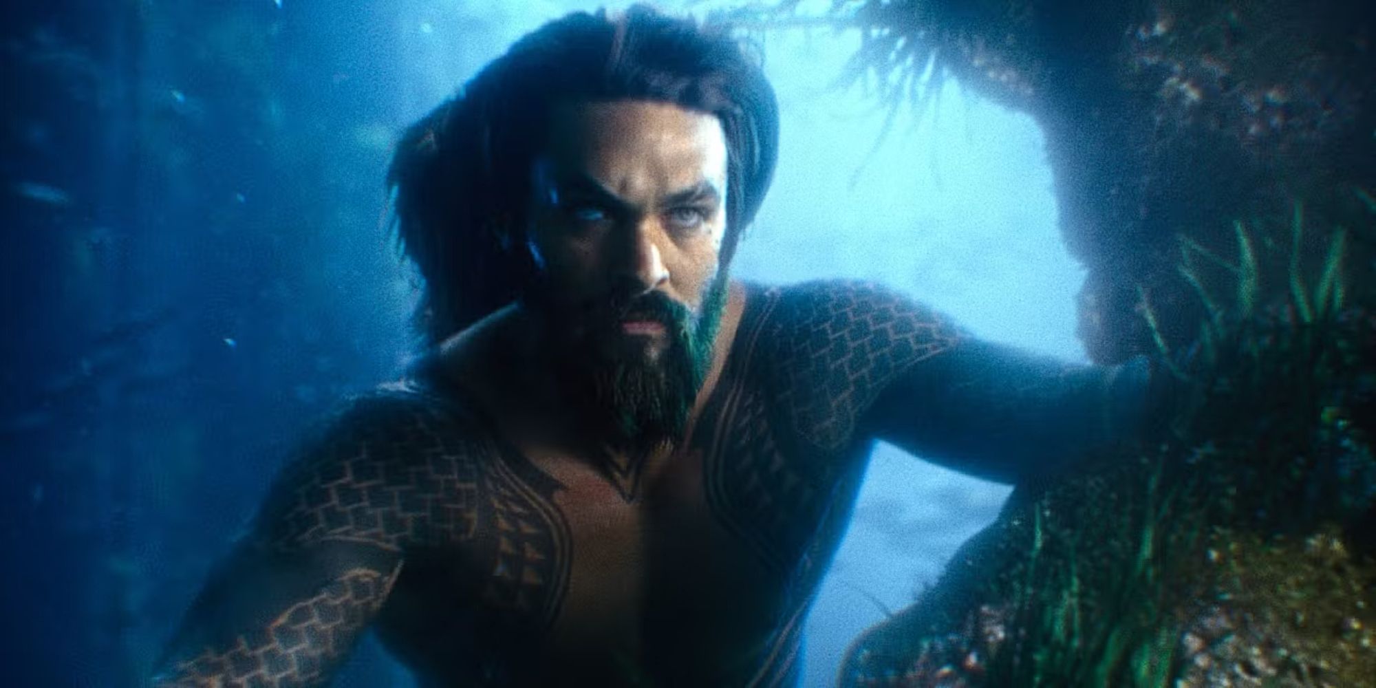 Arthur Curry di Jason Momoa fluttua attraverso Atlantide in Justice League