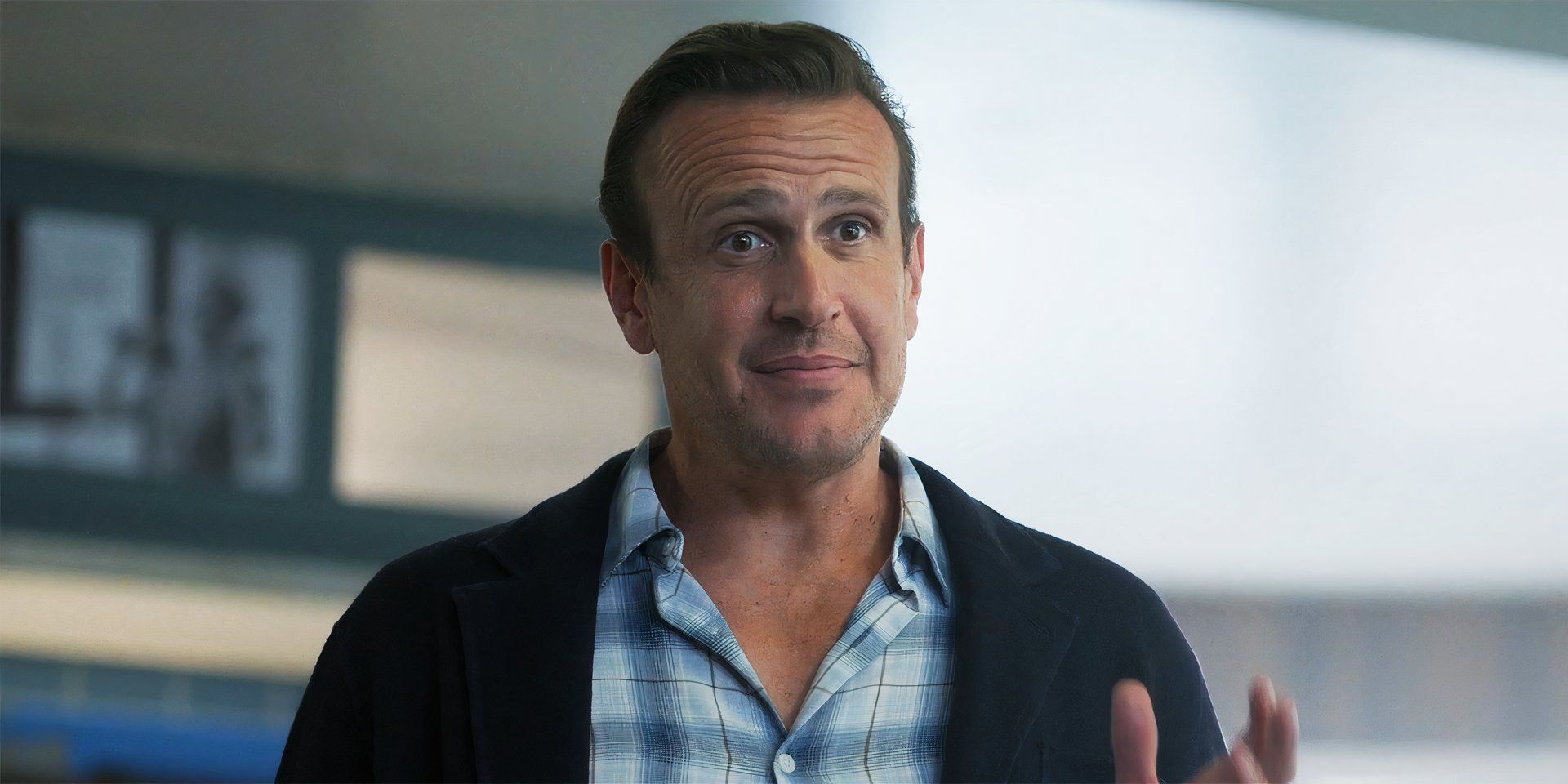 Jason Segel sourit dans le rôle de Jimmy dans Downsizing Saison 2