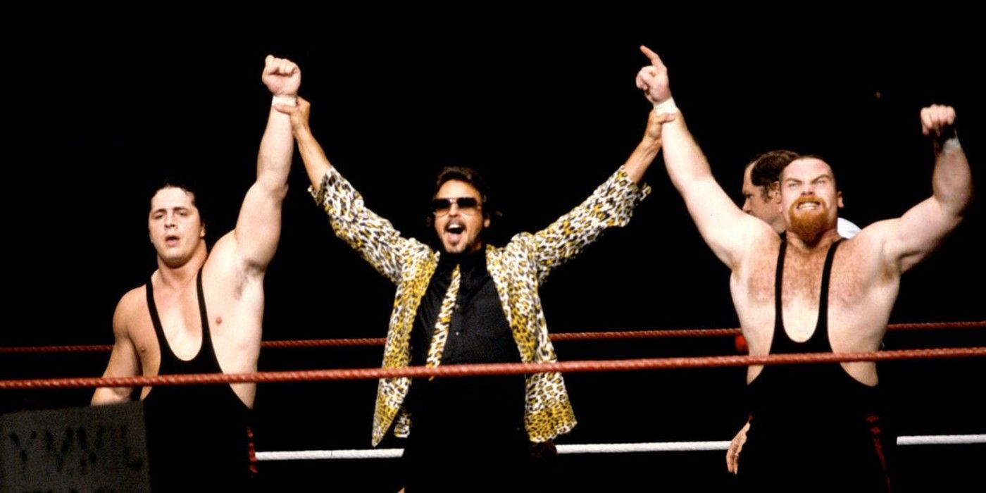 Jim The Anvil Neidhart e Bret the Hitman Hart hanno le braccia alzate da Jimmy Hart mentre la Hart Foundation