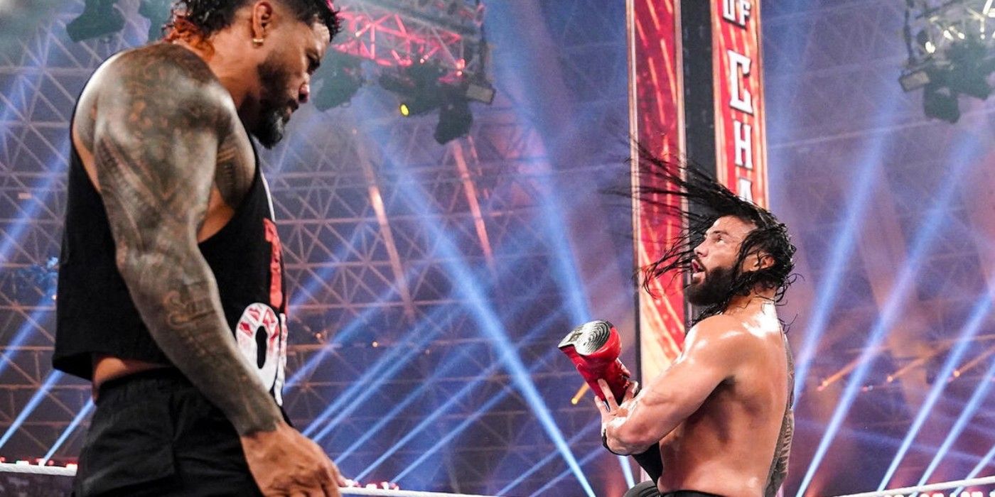 Jimmy Uso dos Usos dá superkicks em Roman Reigns na frente de Jey Uso no WWE Night of Champions 2023