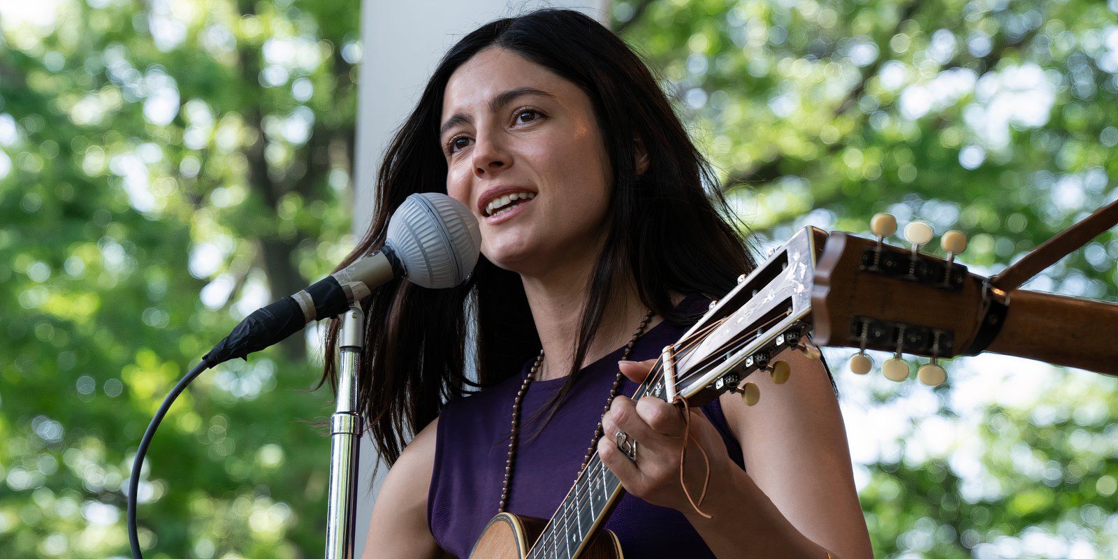 Joan Baez toca violão e canta em A Complete Unknown