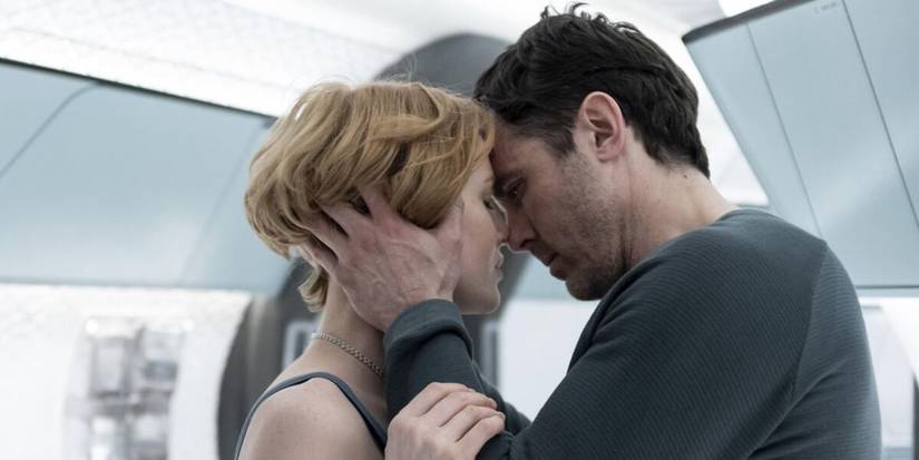 John (Casey Affleck) about to kiss Zoe (Emily Beecham) in Slingshot.