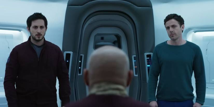 John (Casey Affleck) and Nash (Tomer Capone) looking at Franks (Laurence Fishburne) in Slingshot.