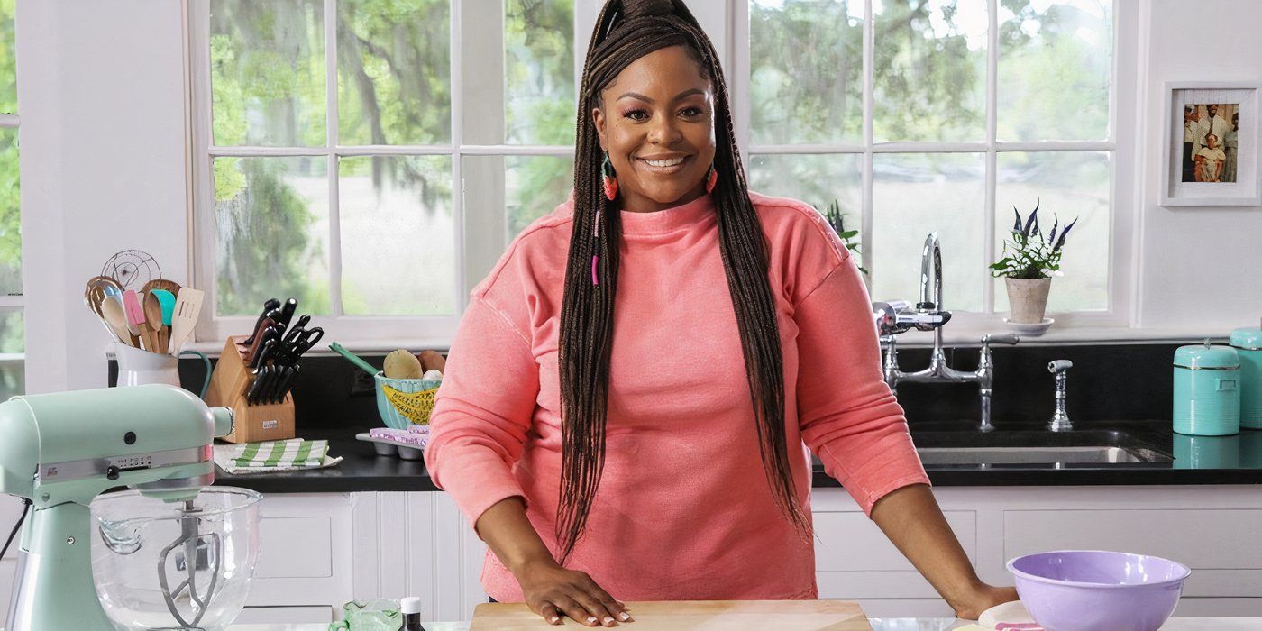 Kardea Brown sorrindo em uma cozinha