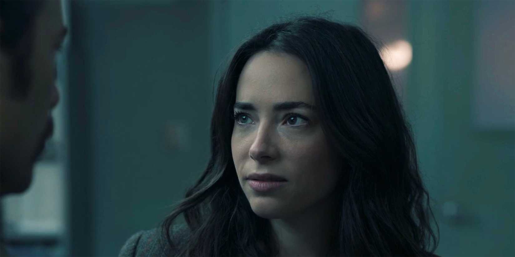 Mariel Molino as Lala staring at Franks in NCIS Origins episode 8