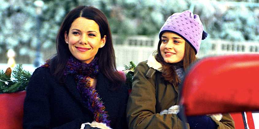 Lauren Graham's Lorelai and Alexis Bledel's Rory sit in a carriage in Gilmore Girls season 2 episode 10
