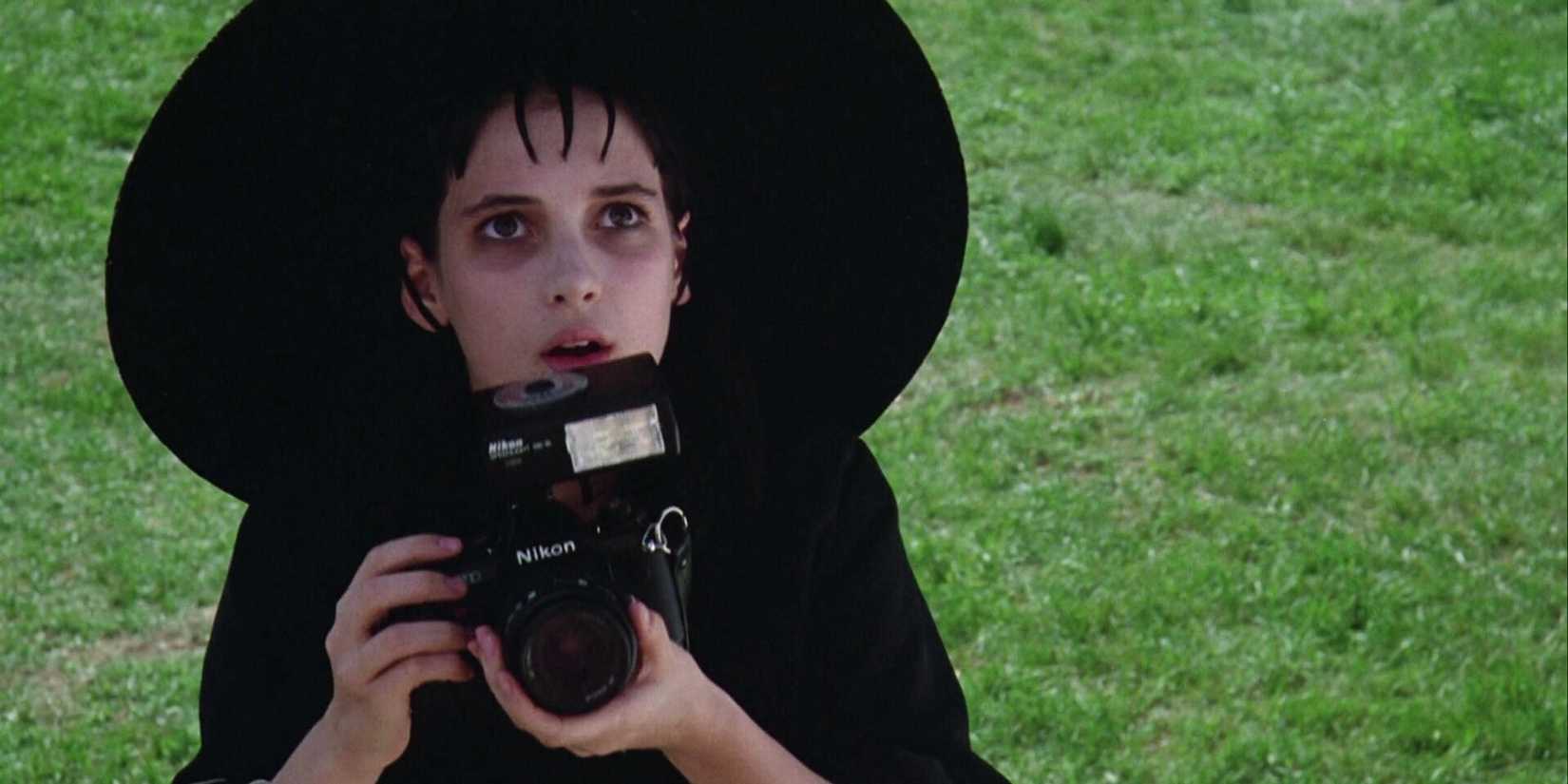 Lydia Deetz holding her camera in Beetlejuice 1988